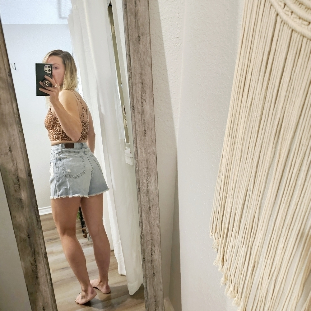 Hollister Ultra HR Light Wash Patched Curvy Vintage Relaxed Mom Shorts 0/24 - Picture 7 of 11
